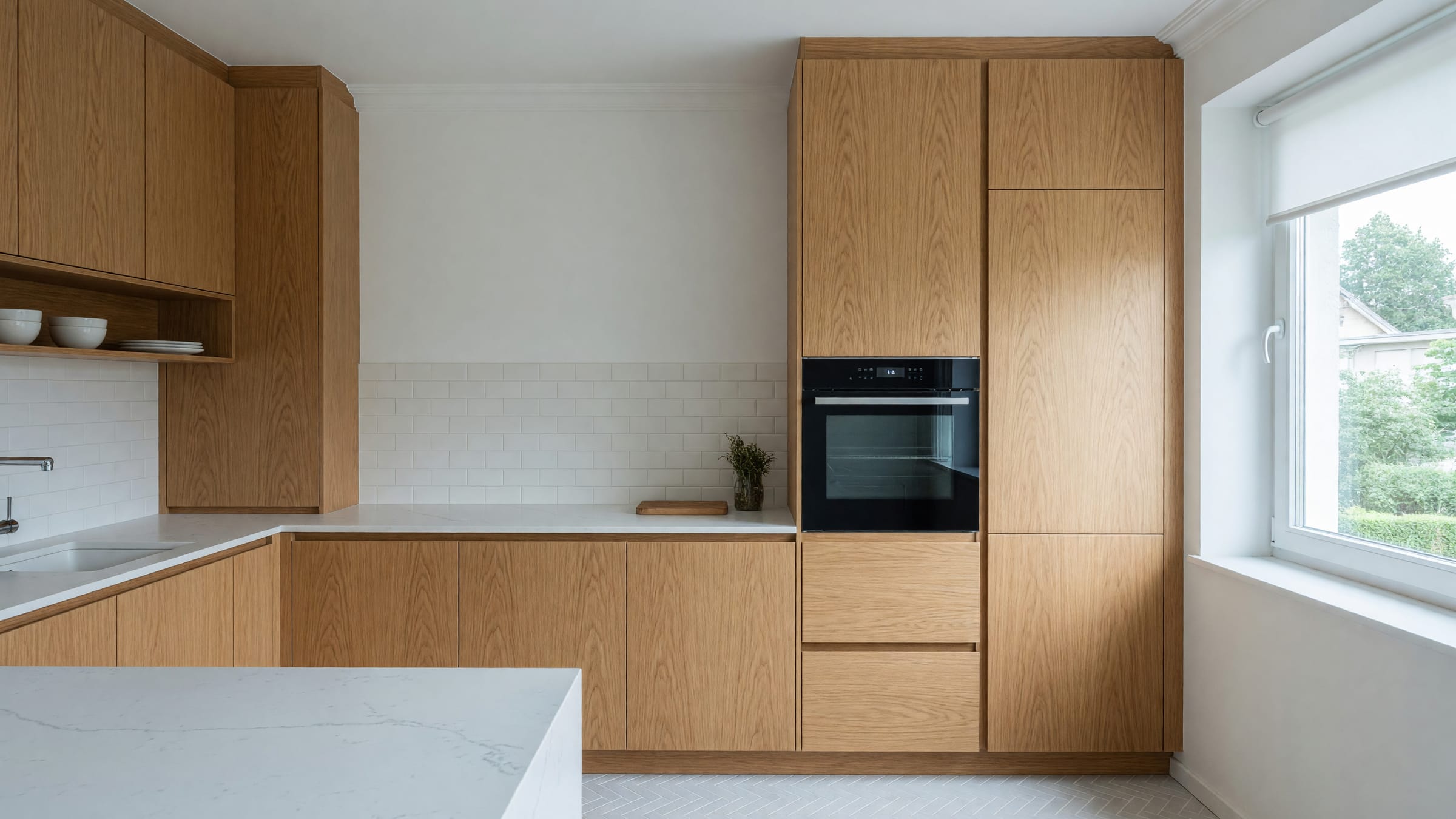 Küche mit Fronten aus Eiche, weißer Arbeitsplatte und Hochschrank mit Backofen