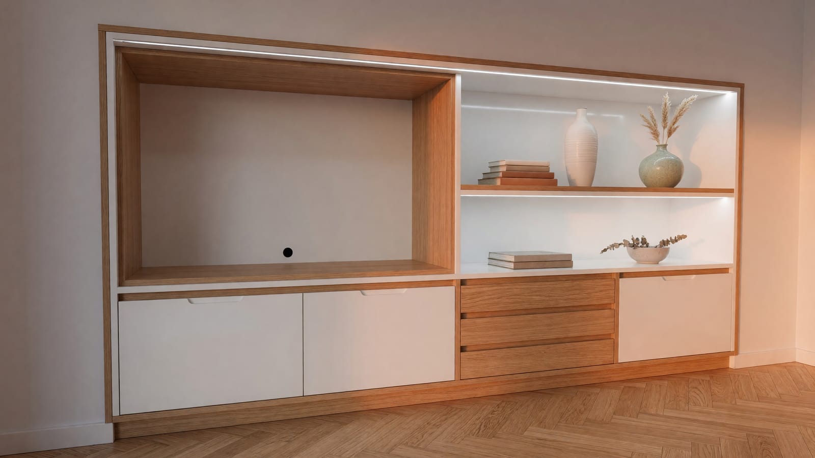 Wohnzimmerverbau in Weiß und Eiche mit offenen Fächern, Laden und Licht im Regal